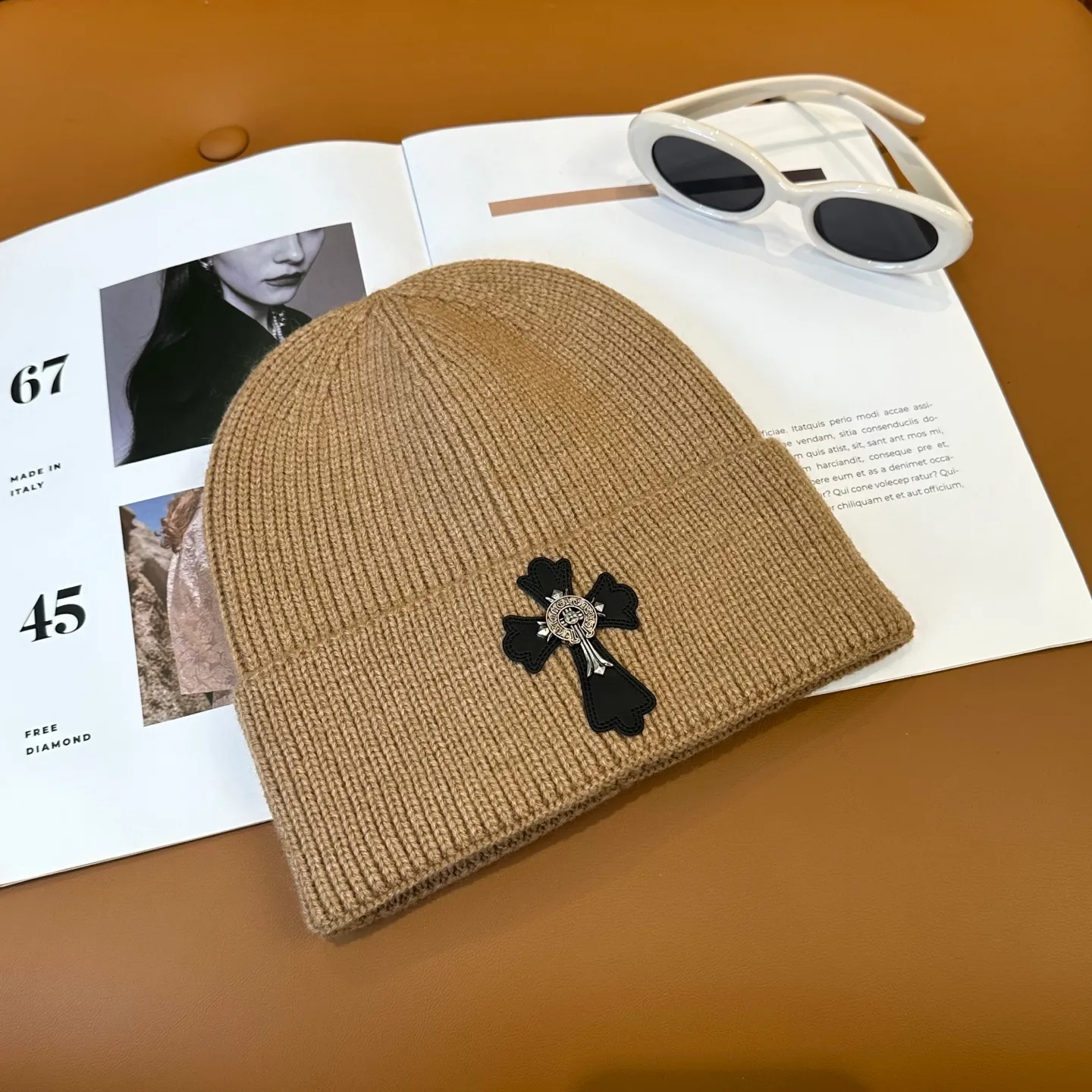 P46 🤍Chrome hearts new autumn and winter cross knitted hat🧶 One of the must-have hats in autumn and winter~ It really looks good on whoever wears it~, it is also a perfect match in black and white and gray in autumn~